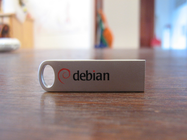 Debian 8.4 Flash Drive