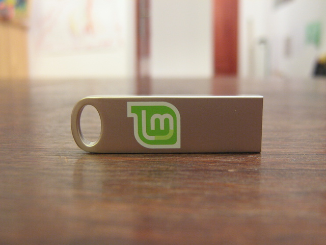 Linux Mint 18.2 Flash Drive